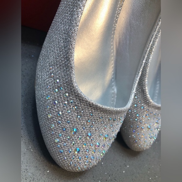 Hot Cakes Orleans silver sparkly flats, 9 W - Picture 2 of 7